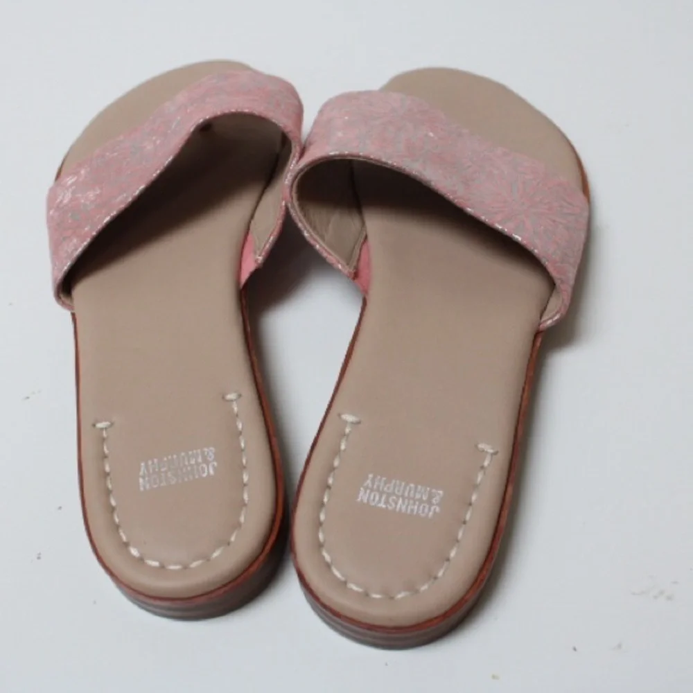 NWOT Johnston & Murphy pink embossed sandals